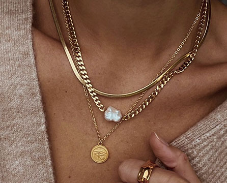 Layering perfetto di collane: 5 formule che funzionano sempre